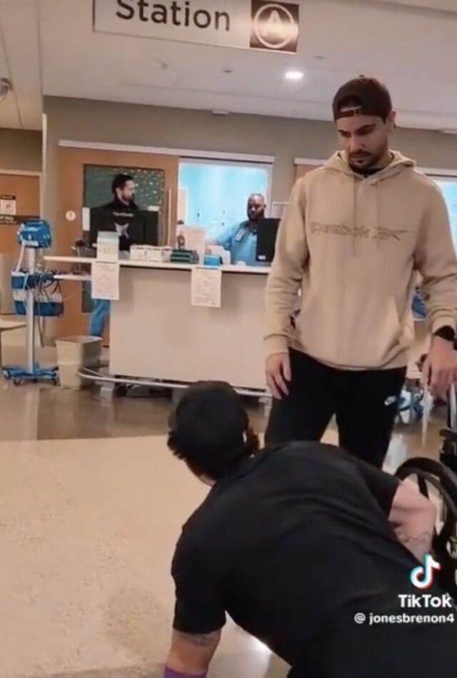 Joven pide atención médica a gritos en hospital y es ignorado por el personal Joven pide atención médica a gritos en hospital y es ignorado por el personal