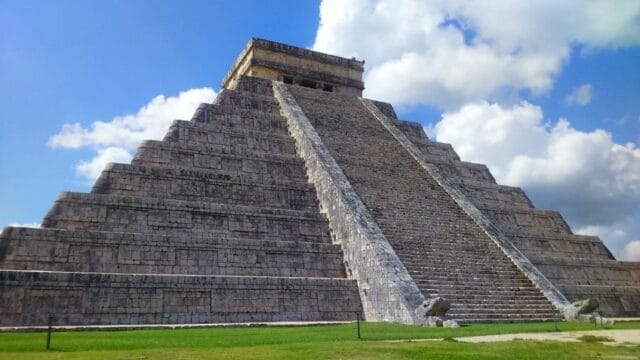 Sancionan empleado del INAH que grabó al interior de Chichén Itzá sin autorización Sancionan empleado del INAH que grabó al interior de Chichén Itzá sin autorización