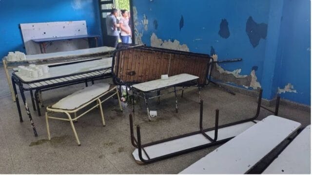 Padres irrumpen en escuela y arrojan agua hirviendo a maestras