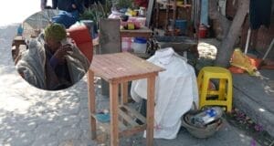 Hijo desaloja a su madre de 103 años y la abandona en la calle