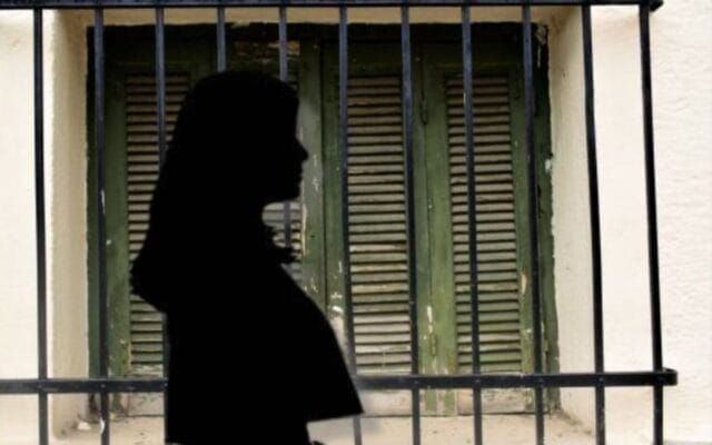  muere asfixiada atrapada ventana