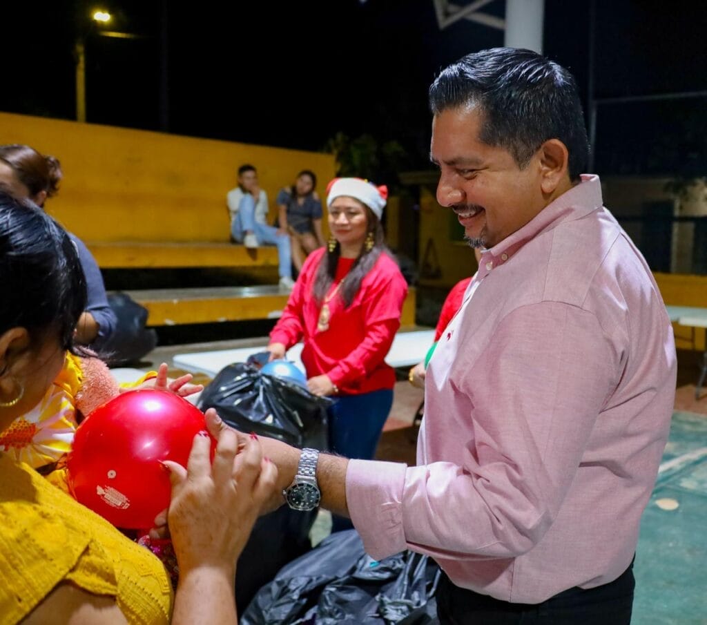 El Ayuntamiento de Valladolid continúa llevando el espíritu navideño a las comisarías