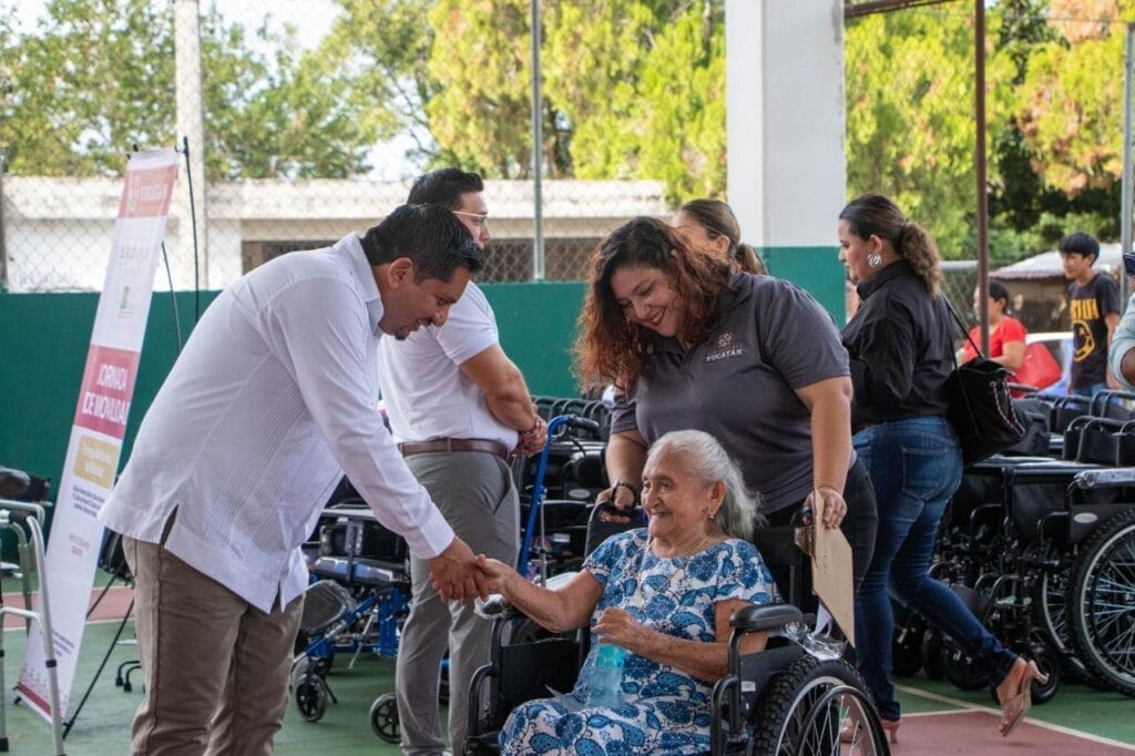 Más de 200 personas del oriente de Yucatán, entre ellos Valladolid, reciben apoyos de movilidad del DIF Estatal y la Beneficencia Pública