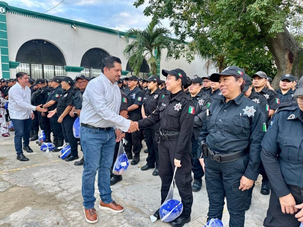 Ayuntamiento de Valladolid agradece el compromiso de sus trabajadores con entrega de pavos