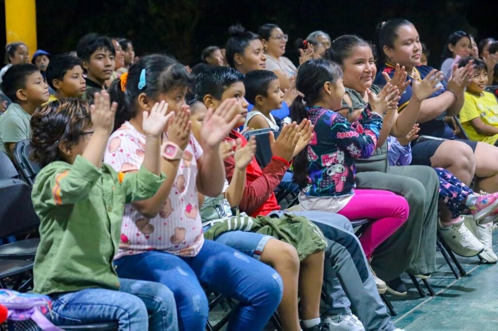El Ayuntamiento de Valladolid continúa llevando el espíritu navideño a las comisarías