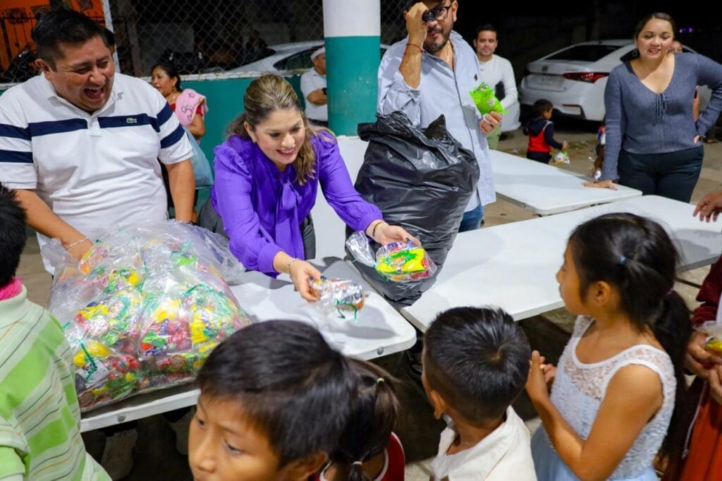 El Ayuntamiento de Valladolid continúa llevando el espíritu navideño a las comisarías