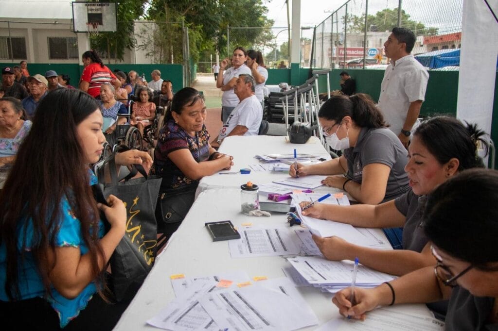 Más de 200 personas del oriente de Yucatán, entre ellos Valladolid, reciben apoyos de movilidad del DIF Estatal y la Beneficencia Pública
