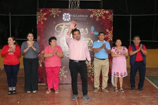 El Ayuntamiento de Valladolid continúa llevando el espíritu navideño a las comisarías