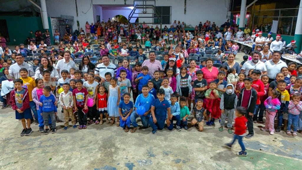 El Ayuntamiento de Valladolid continúa llevando el espíritu navideño a las comisarías