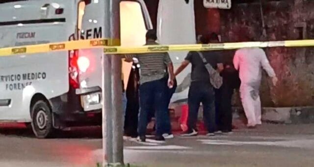 Hombre pierde la vida en vía pública; autoridades investigan el crimen
