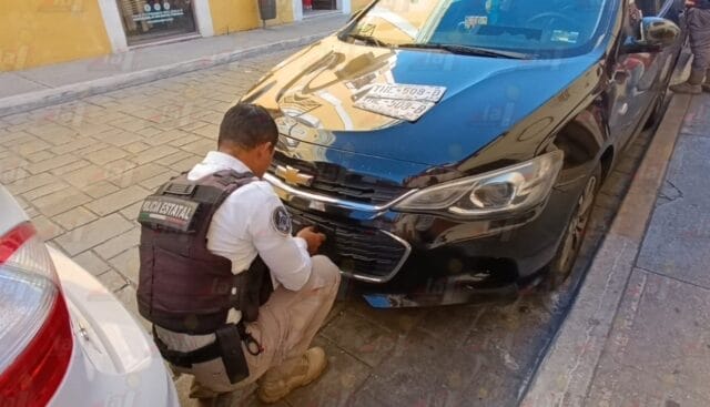 Vendedora ambulante enfrenta a policías tras ocupación de espacio para discapacitados