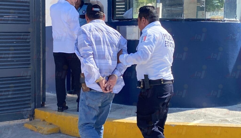 Detienen a pareja en avenida Gobernadores por presunta portación de arma de fuego