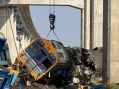 Tragedia ferroviaria: grúa cae sobre tren de pasajeros y deja más de 30 de muertos