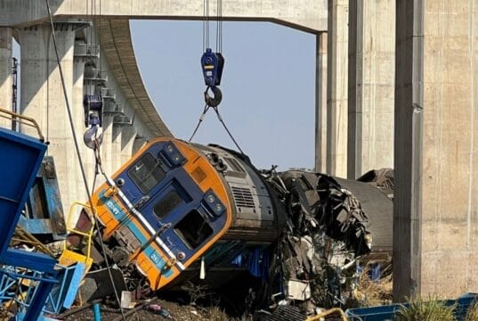 Tragedia ferroviaria: grúa cae sobre tren de pasajeros y deja más de 30 de muertos