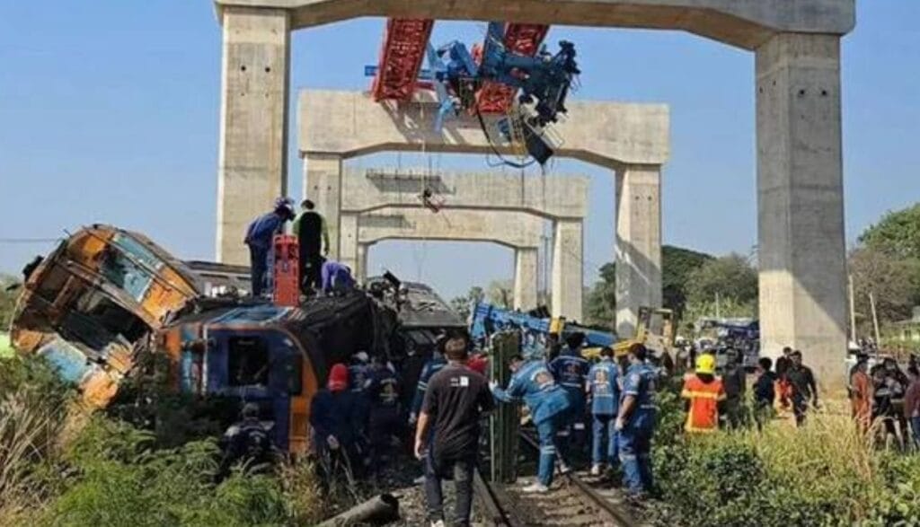 Tragedia ferroviaria: grúa cae sobre tren de pasajeros y deja más de 30 de muertos