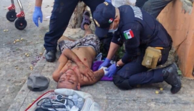 Hombre termina con el brazo atravesado tras caer sobre reja al bajar grosellas en Mérida