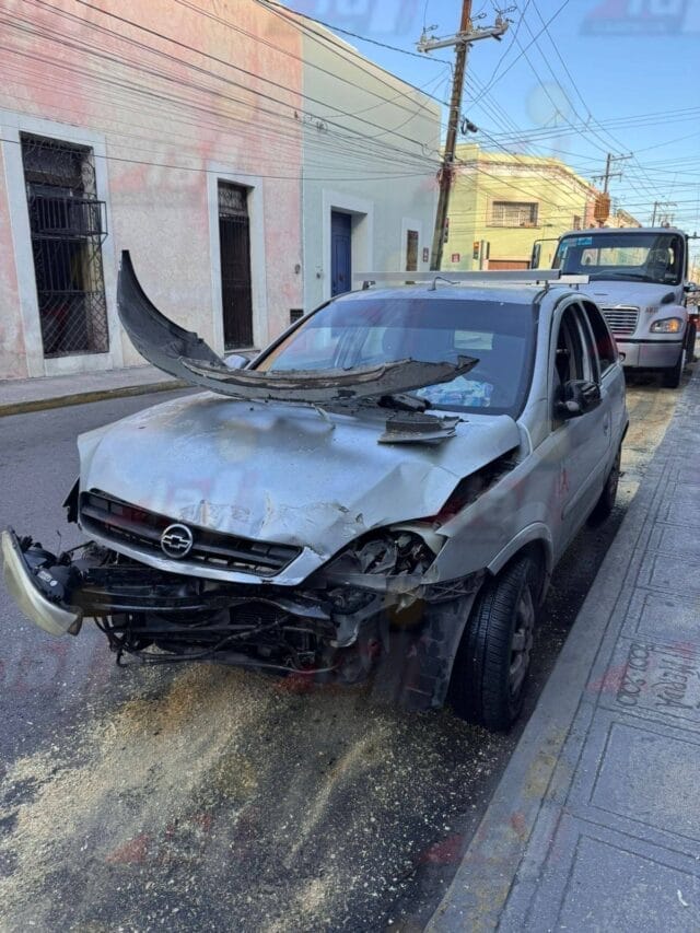 Brutal choque frontal en el centro de Mérida deja dos vehículos destrozados