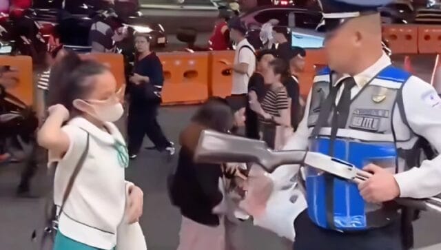 Policía patea a niña que vendía flores afuera de un centro comercial: video causa indignación