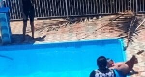 niña muere atrapada en alberca