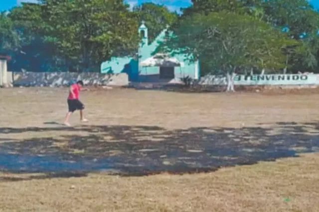 Incendio en campo de futbol de Calkiní por pirotecnia deja casi la mitad del césped dañado