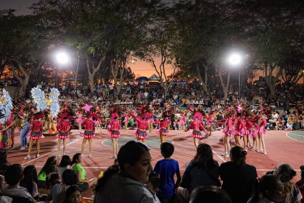 La tradicional Noche Regional del Carnaval Valladolid inundó de algarabía y buen humor el corazón de la ciudad