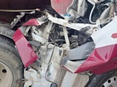 Combi de pasajeros se impacta contra volquete estacionado en la Escárcega–Champotón; reportan varios lesionados