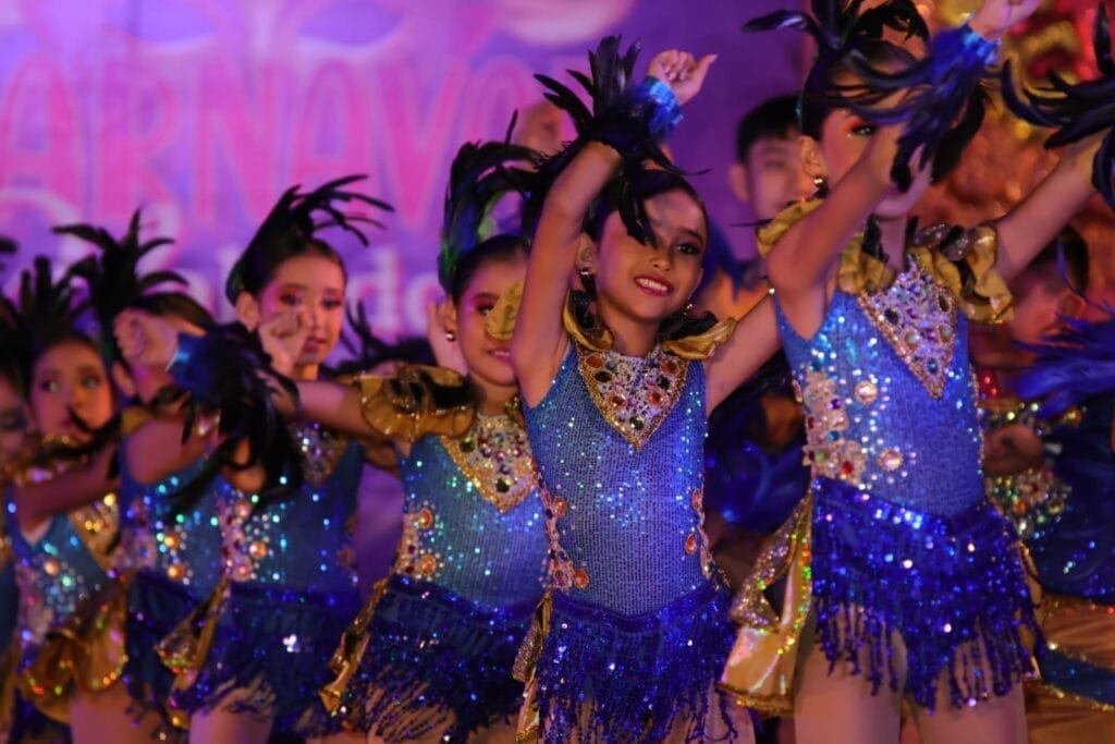 Color y alegría llenan Valladolid en el segundo día del Carnaval 2026