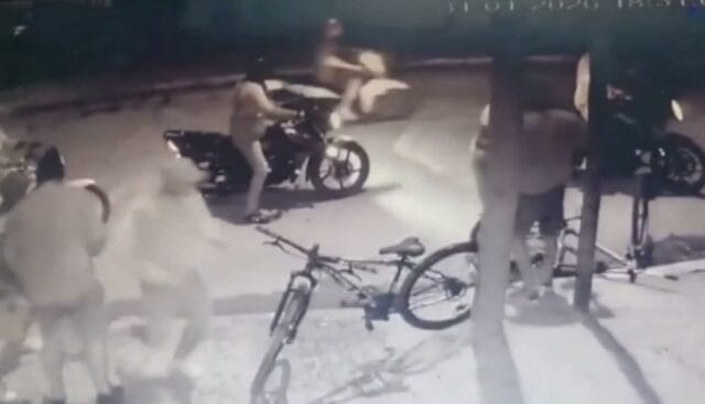 Disparan contra padre que intentó defender a su hijo durante violento asalto (VIDEO)