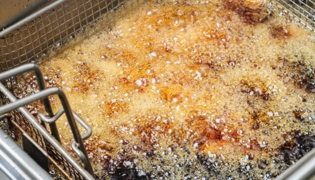 Trabajador muere tras lanzarse a freidora con aceite hirviendo en restaurante