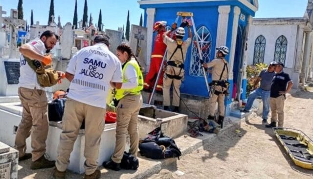 Abuelito cae a tumba abierta en panteón mientras pintaba la de su esposa
