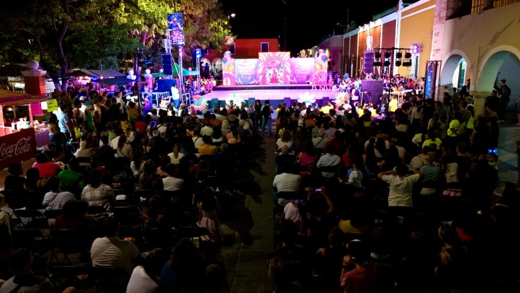 Color y alegría llenan Valladolid en el segundo día del Carnaval 2026