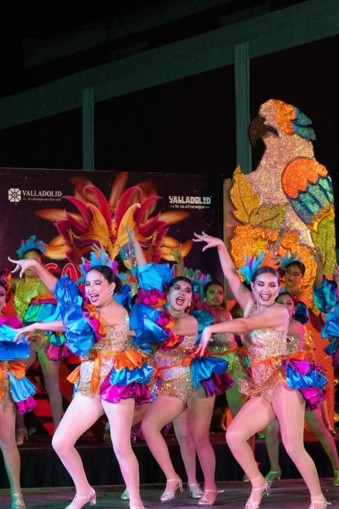 Comparsas y carros alegóricos brillan en el derrotero carnestolendo