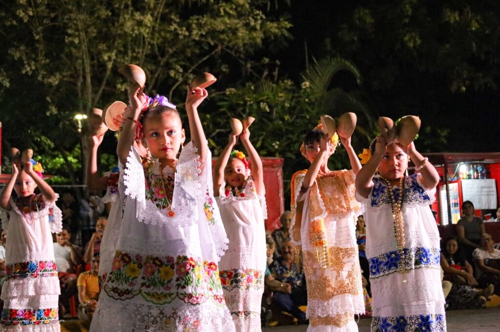 La tradicional Noche Regional del Carnaval Valladolid inundó de algarabía y buen humor el corazón de la ciudad