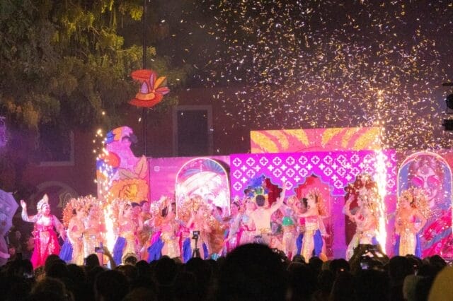 Comparsas y carros alegóricos brillan en el derrotero carnestolendo