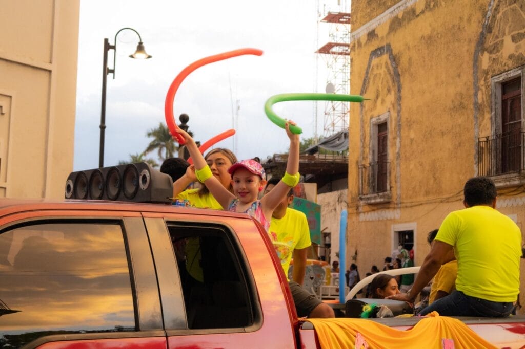 Comparsas y carros alegóricos brillan en el derrotero carnestolendo