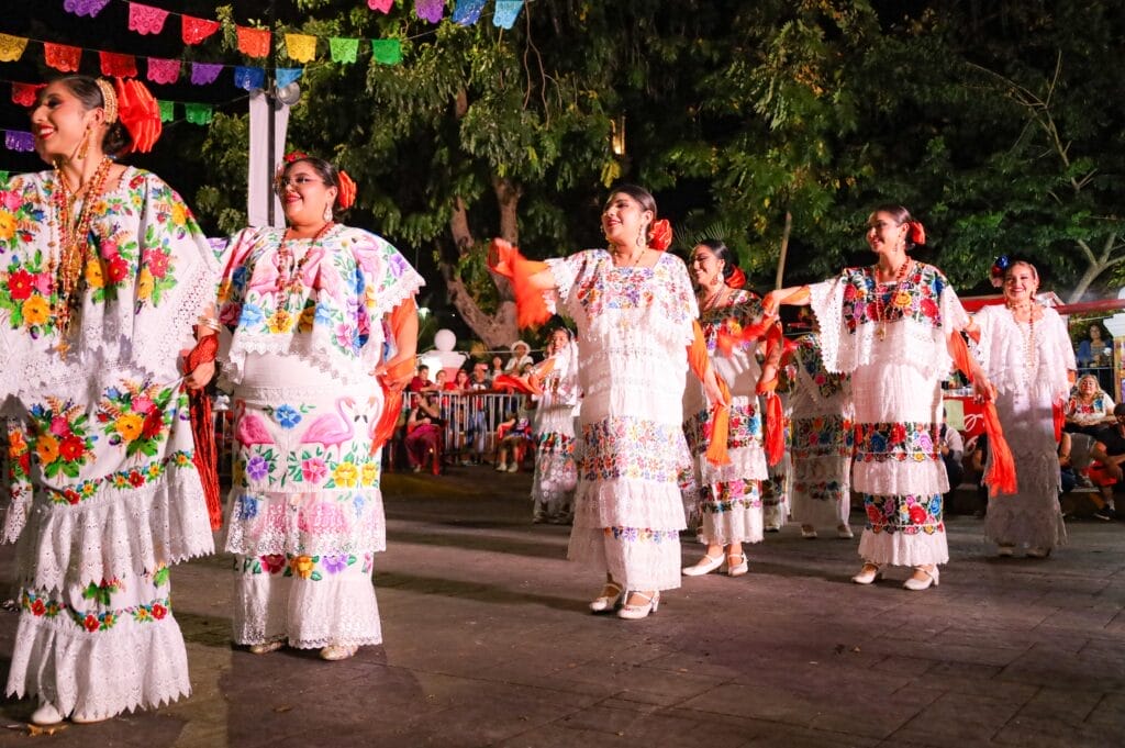 La tradicional Noche Regional del Carnaval Valladolid inundó de algarabía y buen humor el corazón de la ciudad