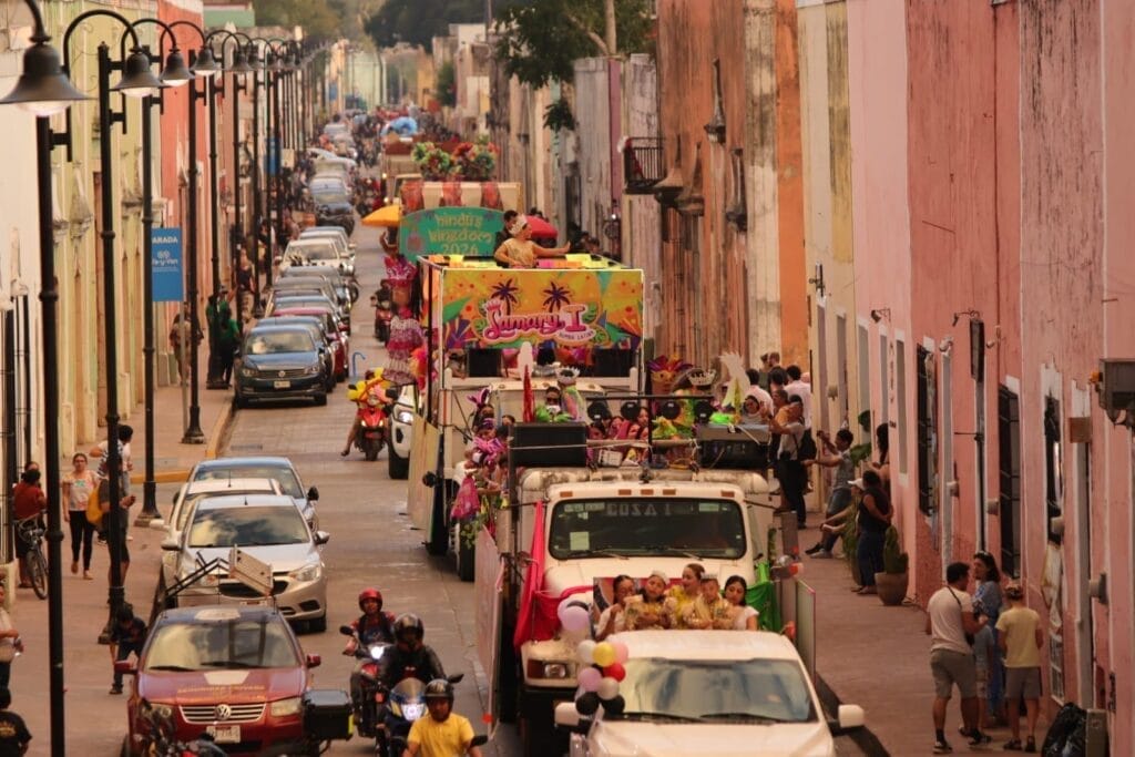 Comparsas y carros alegóricos brillan en el derrotero carnestolendo