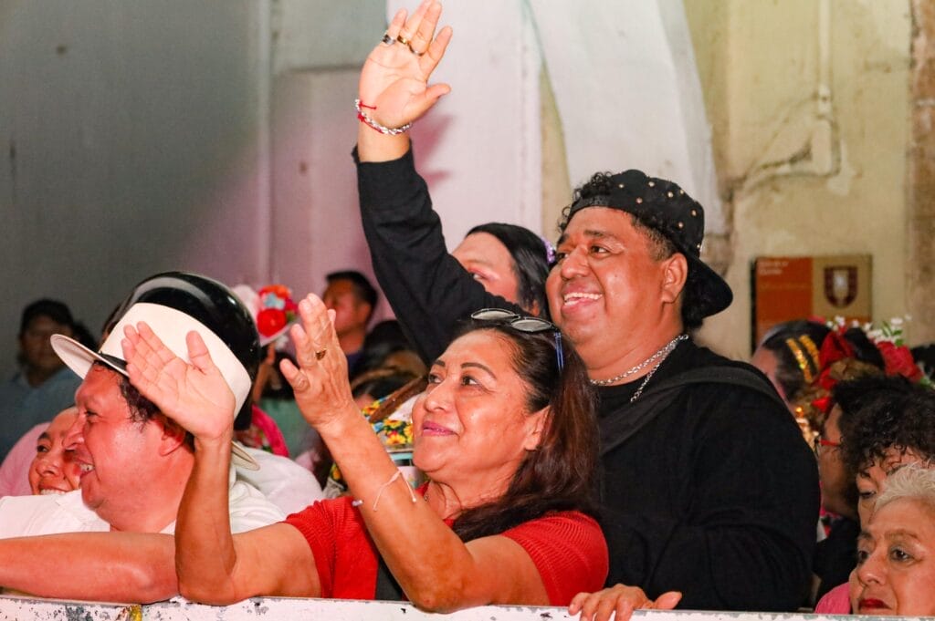 La tradicional Noche Regional del Carnaval Valladolid inundó de algarabía y buen humor el corazón de la ciudad
