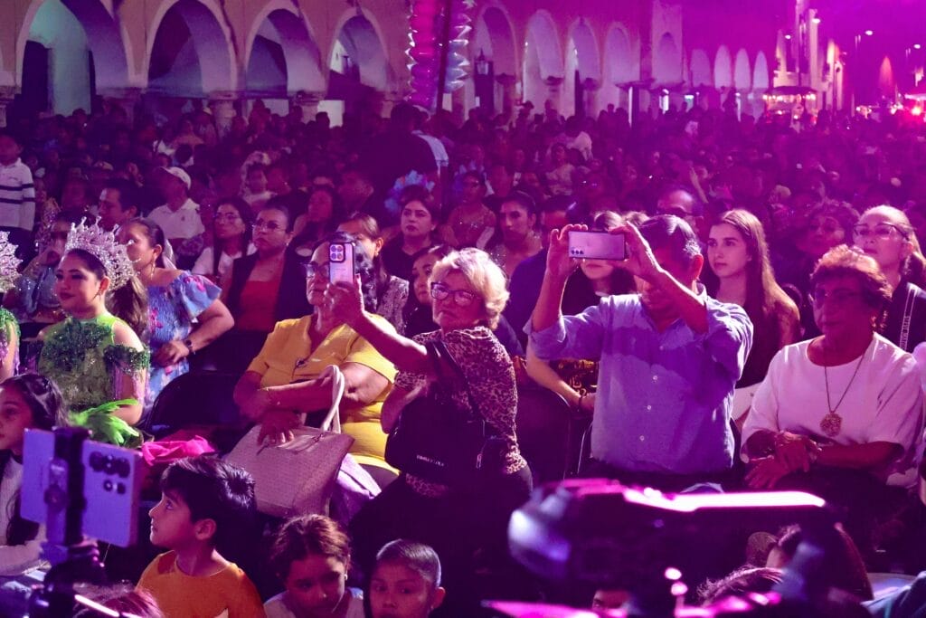 Comparsas y carros alegóricos brillan en el derrotero carnestolendo