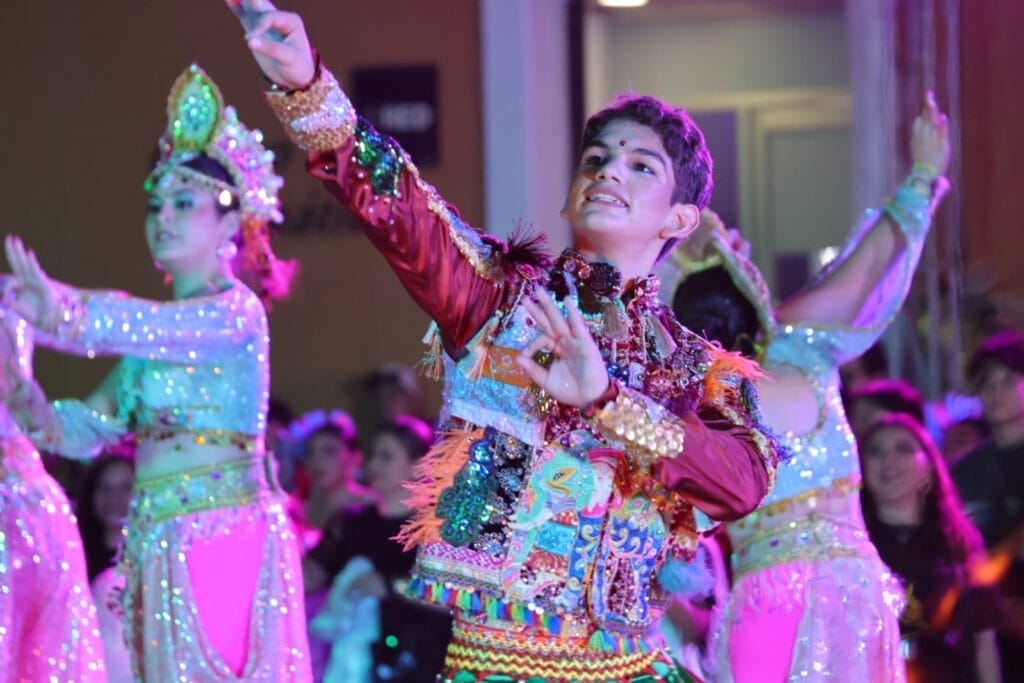 Comparsas y carros alegóricos brillan en el derrotero carnestolendo