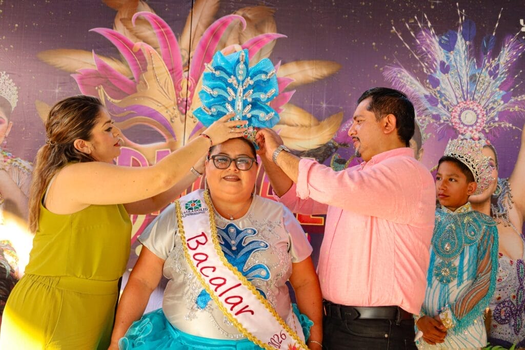 La tradicional Noche Regional del Carnaval Valladolid inundó de algarabía y buen humor el corazón de la ciudad
