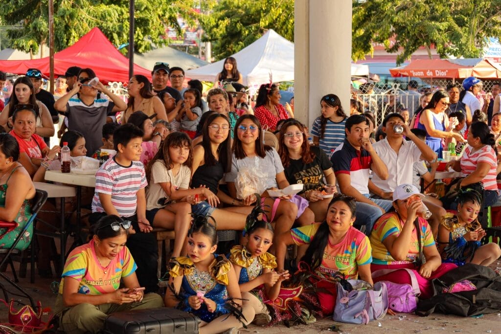 La tradicional Noche Regional del Carnaval Valladolid inundó de algarabía y buen humor el corazón de la ciudad
