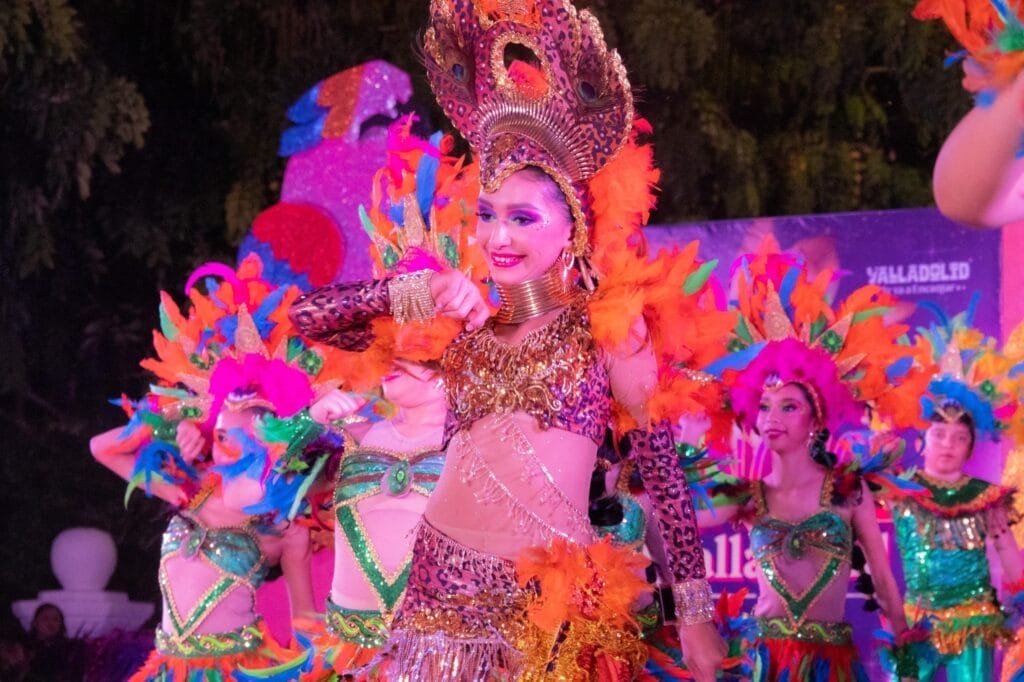 Comparsas y carros alegóricos brillan en el derrotero carnestolendo