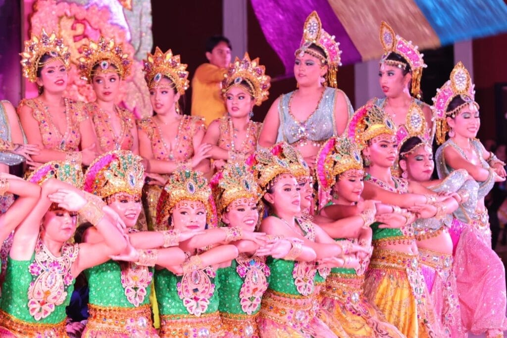 Comparsas y carros alegóricos brillan en el derrotero carnestolendo