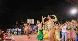 La tradicional Noche Regional del Carnaval Valladolid inundó de algarabía y buen humor el corazón de la ciudad