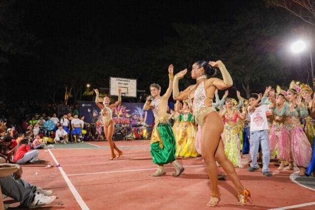 La tradicional Noche Regional del Carnaval Valladolid inundó de algarabía y buen humor el corazón de la ciudad