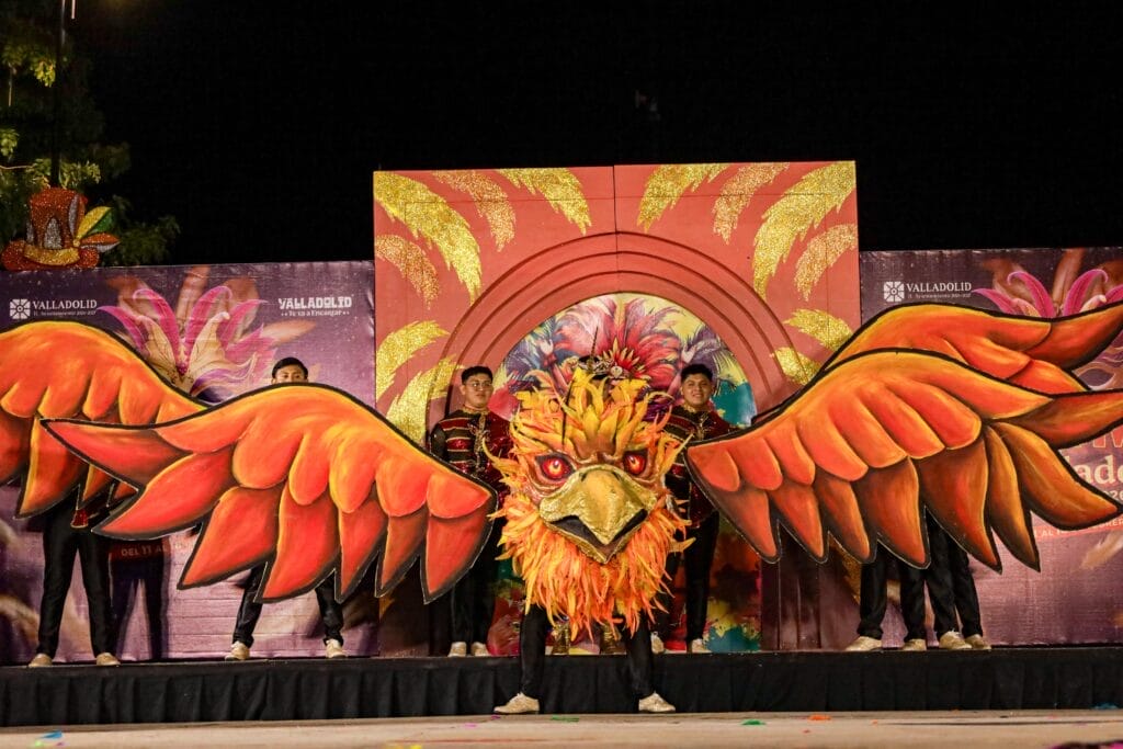 Comparsas y carros alegóricos brillan en el derrotero carnestolendo