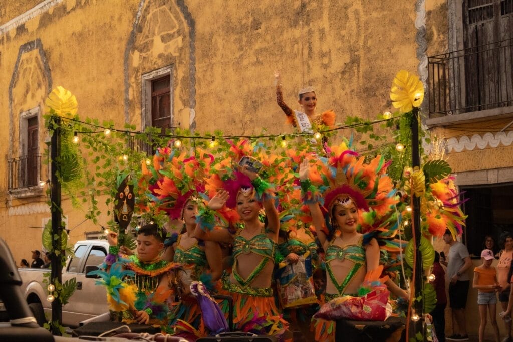 Comparsas y carros alegóricos brillan en el derrotero carnestolendo