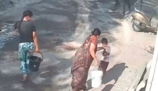 Mujer arroja agua hirviendo a niño durante festejo en la India