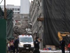 Derrumbe de edificio en CDMX deja un muerto y trabajadores atrapados